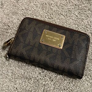 NWOT! Michael Kors Brown Signature Jet Set Zip Wallet with Gold Logo.